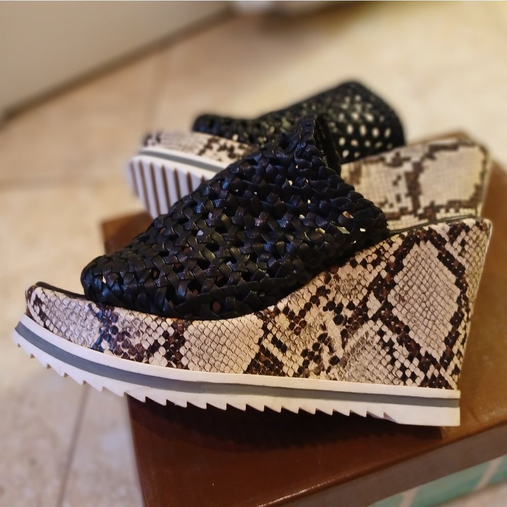 WINNIE Snakeskin Wedges